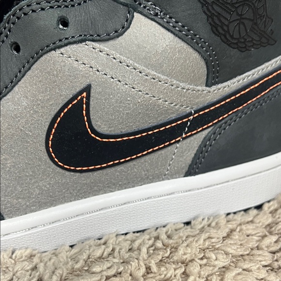 Nike Air Jordan 1 Mid SE Shoes Night Stadium Black - Picture 11 of 14